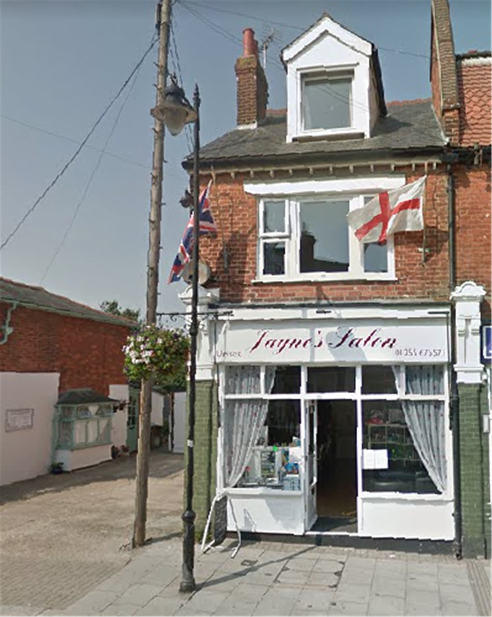 FREEHOLD STYLISH LADIES HAIR SALON WITH FAMILY HOME IN WALTON ON THE NAZE