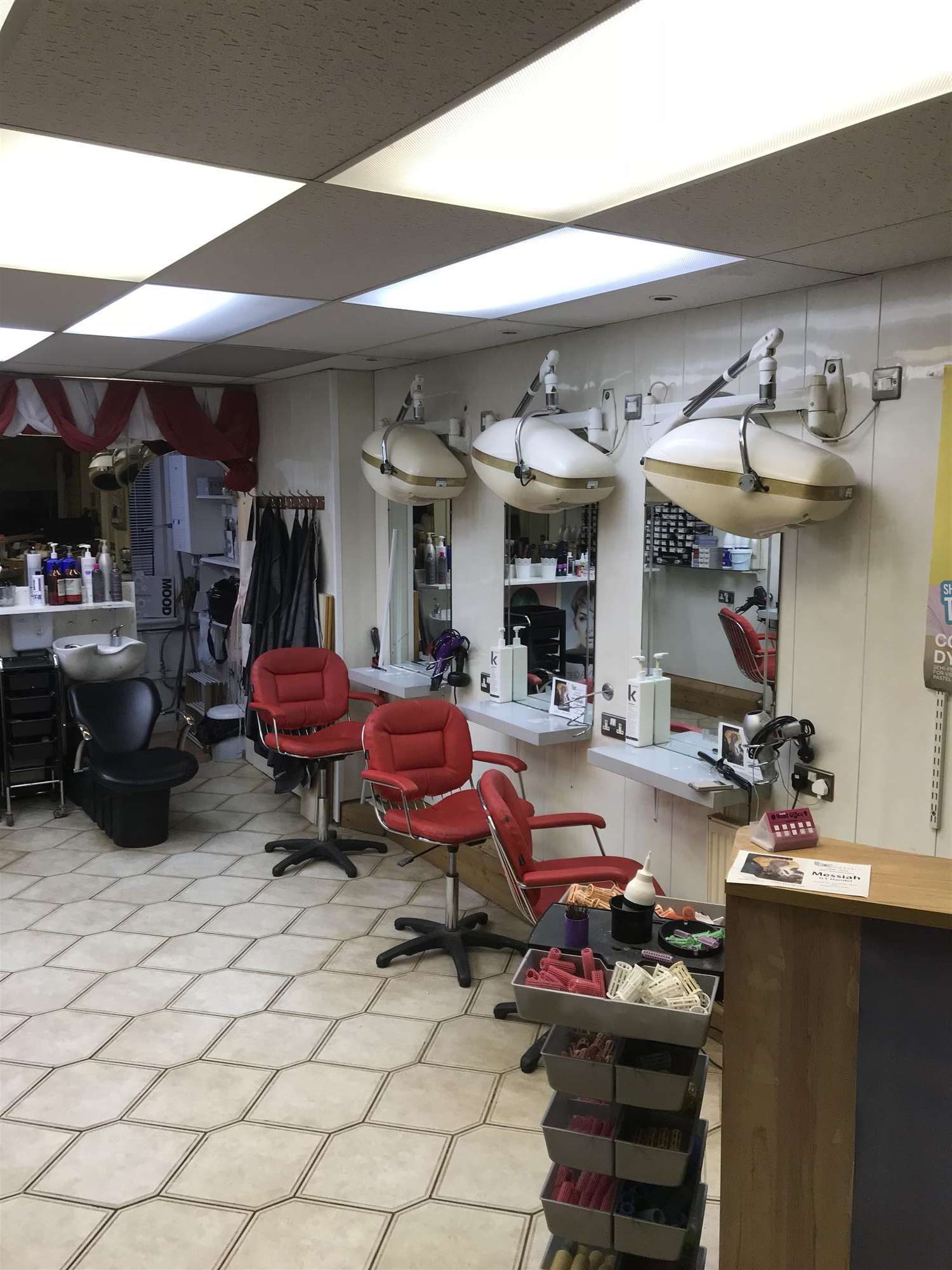 STYLISH UNISEX HAIR SALON IN GLASGOW SUBURB