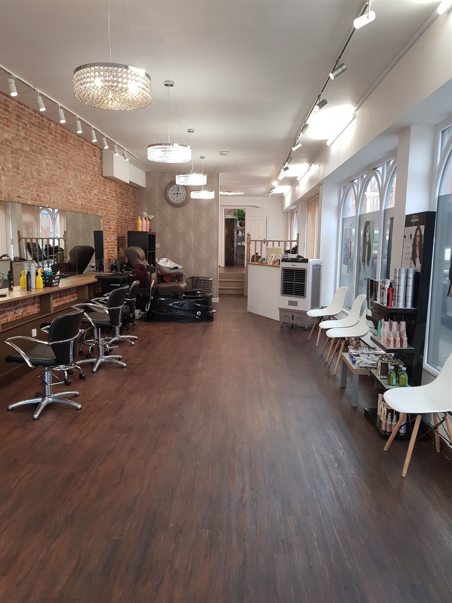SUPERB UNISEX HAIR & BEAUTY SALON IN GUILDFORD TOWN CENTRE