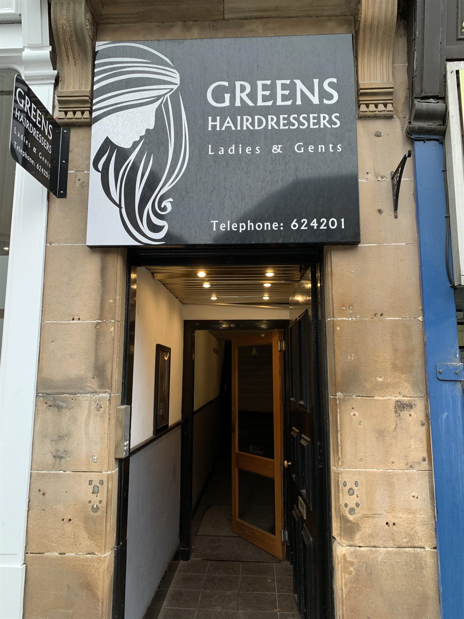 STYLISH UNISEX HAIR & BEAUTY SALON IN FALKIRK TOWN CENTRE