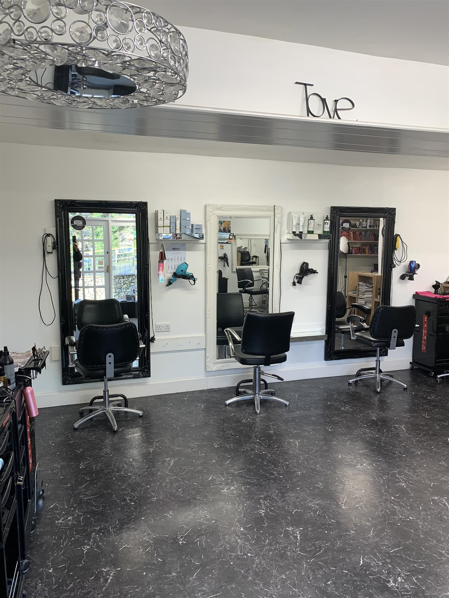 STYLISH UNISEX HAIR SALON IN NEWTON STEWART