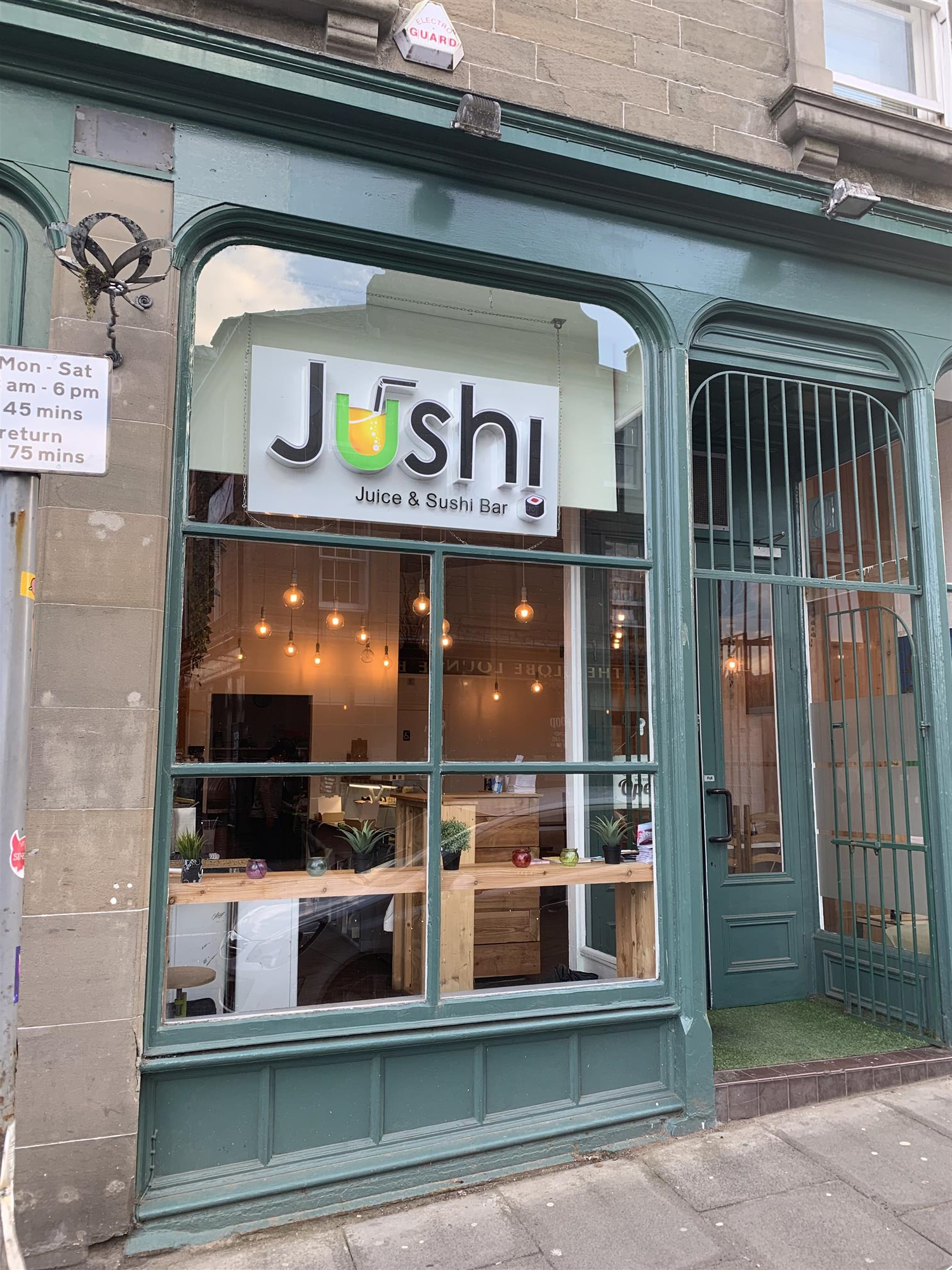 STYLISH JUICE & SUSHI BAR IN DUNDEE CITY CENTRE