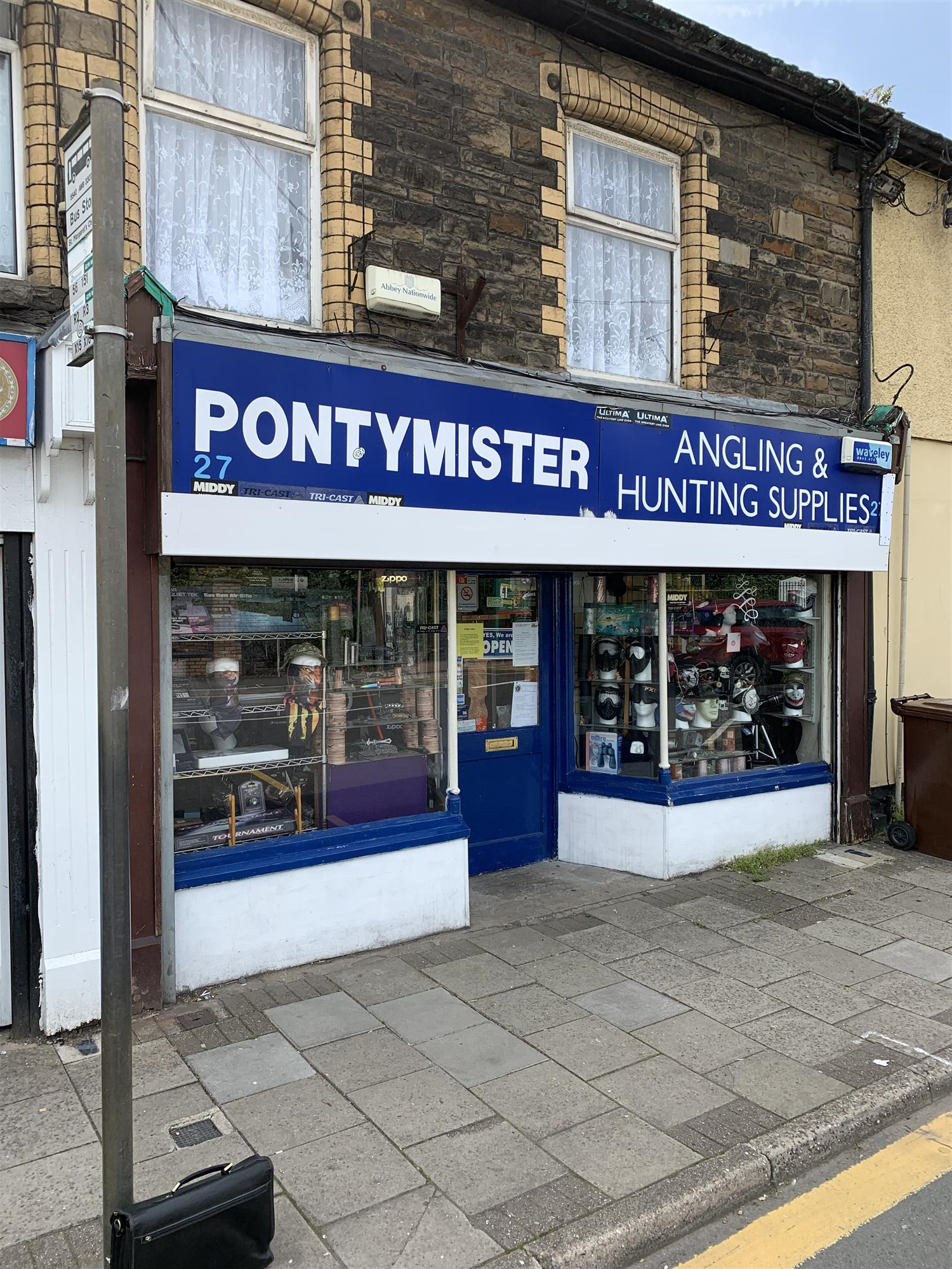 TOWN CENTRE RETAIL FISHING TACKLE & HUNTING EQUIPMENT EMPORIUM NEAR NEWPORT/GWENT