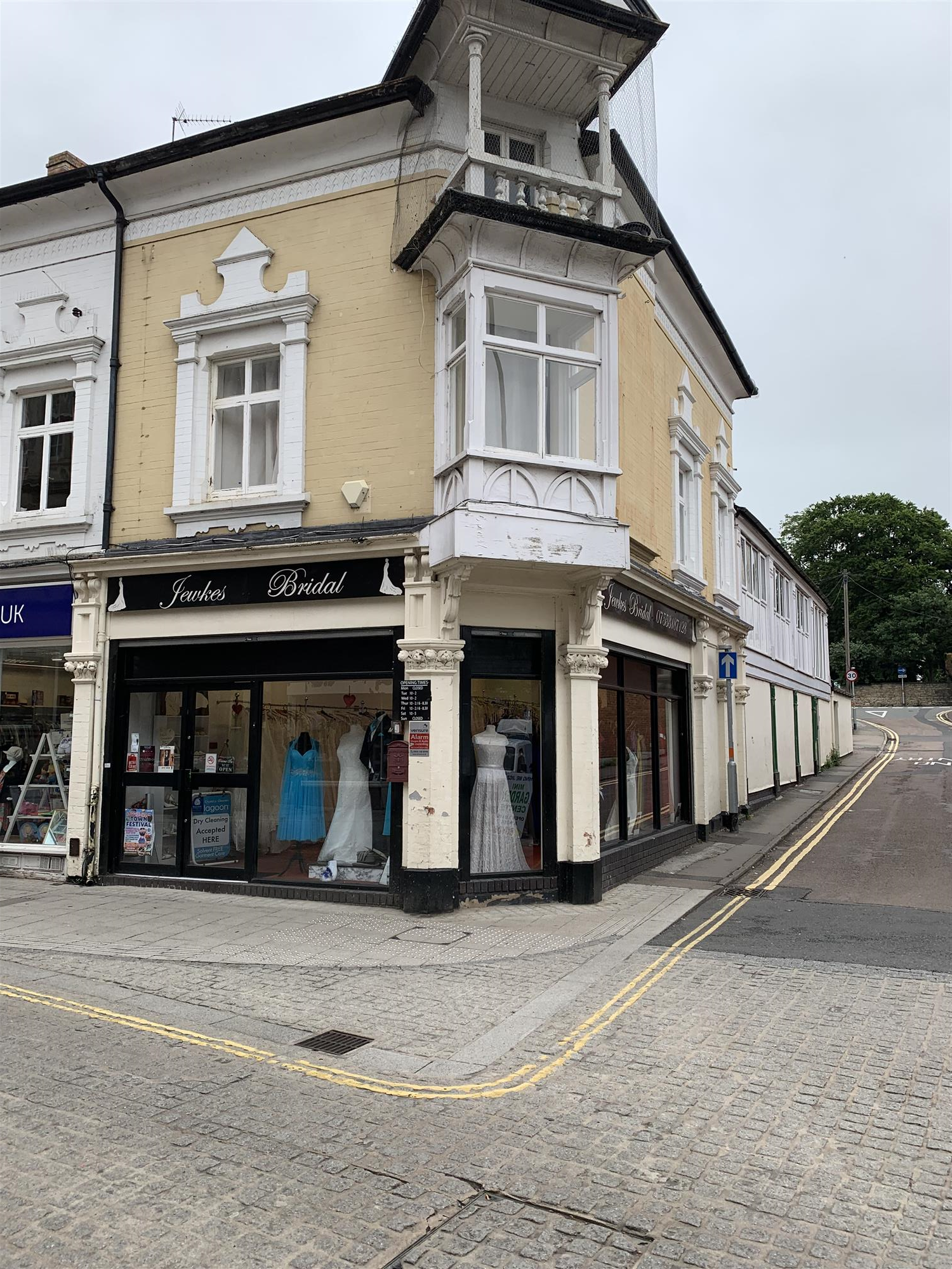 BRIDAL WEAR & GENTS FORMAL HIRE WITH ALTERATIONS IN RUSHDEN TOWN CENTRE