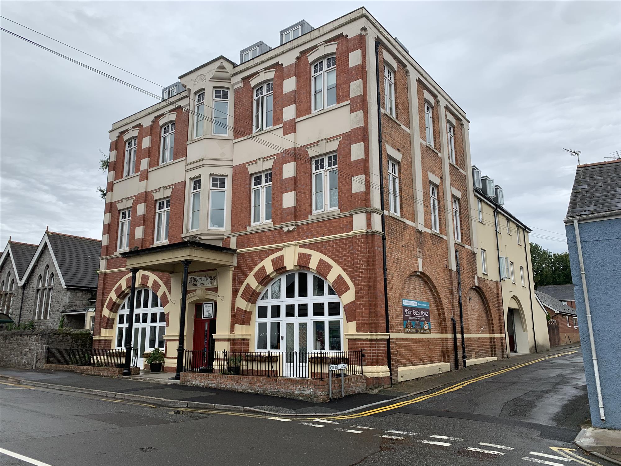 FREEHOLD B&B OR SELF CATERING APARTMENTS WITH LICENSED BAR & RESTAURANT IN PEMBROKE DOCK