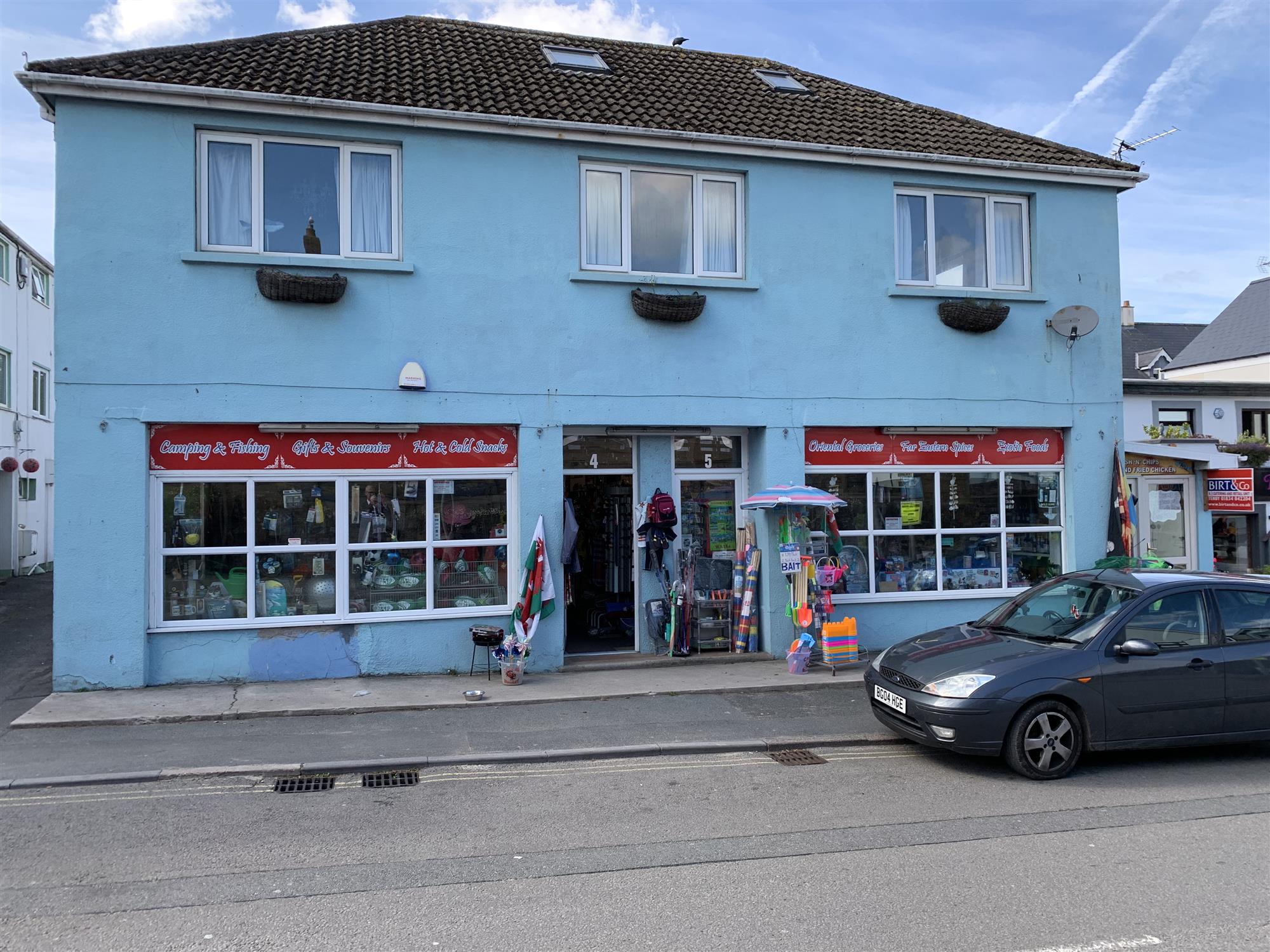 VIRTUALLY FREEHOLD GIFTS/SOUVENIRS/BEACH GOODS & GROCERIES EMPORIUM IN SAUNDERSFOOT