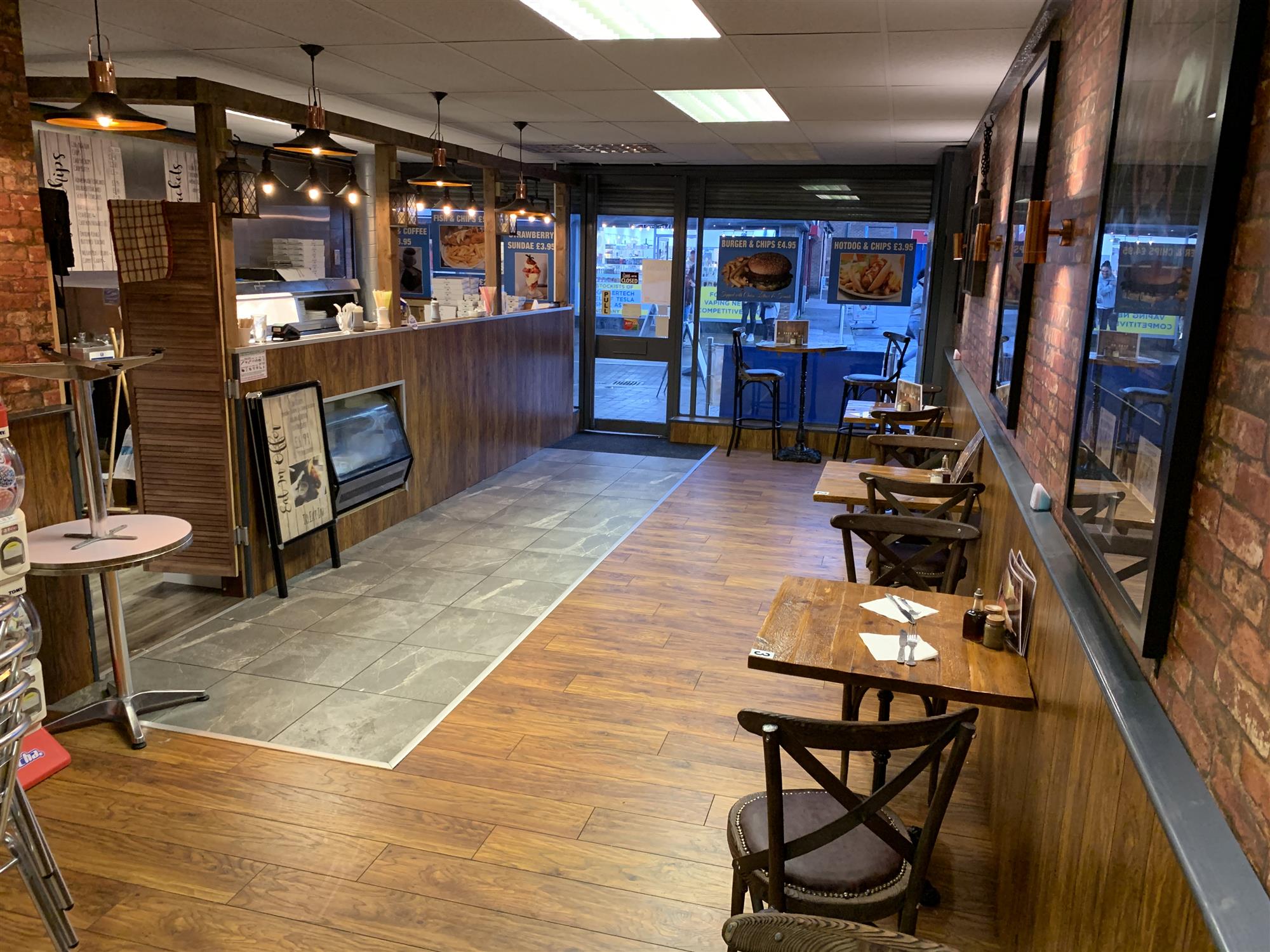 STYLISH FISH & CHIP RESTAURANT & TAKEAWAY IN CASTLEFORD TOWN CENTRE