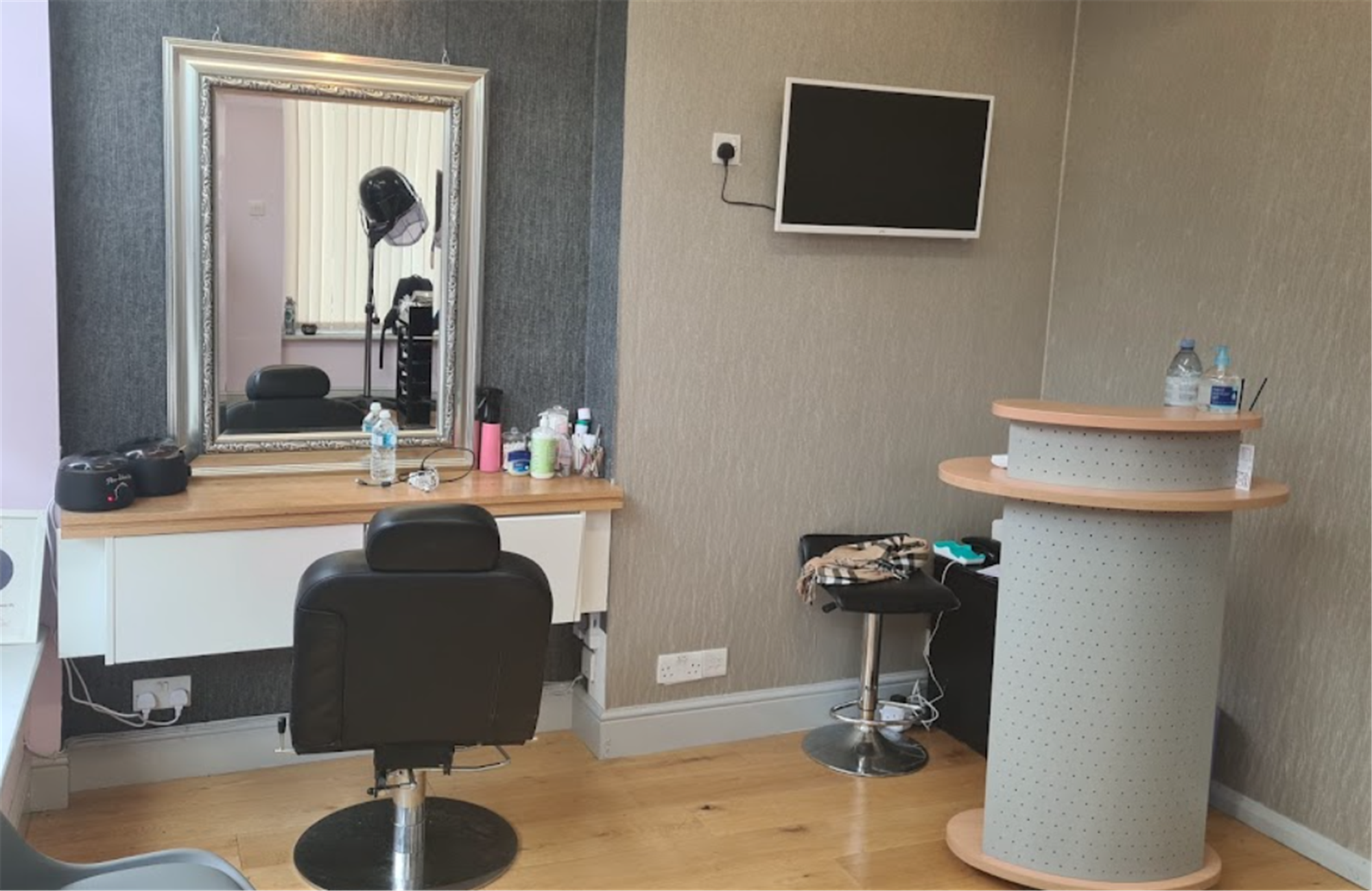 LADIES ONLY NAILS & BEAUTY SALON IN LONDON SW18